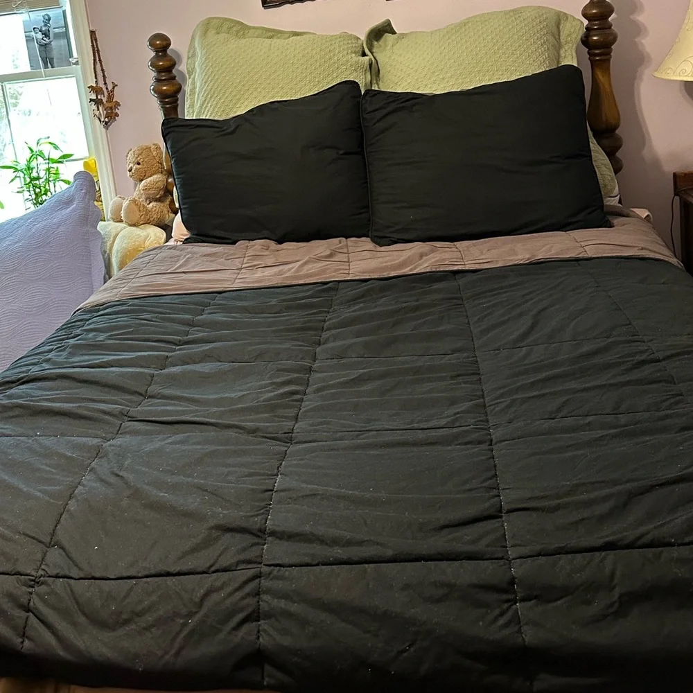 Reversible black and gray comforter